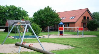 Außenbereich mit Wippe, Schaukel und Klettergerüst