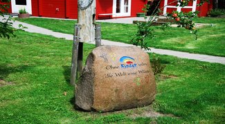 Ein Stein mit der Aufschrift "Ohne Kinder wäre die Welt eine Wüste"