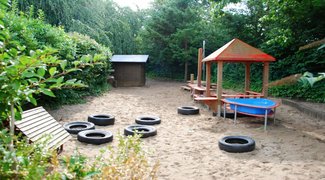 Außenspielbereich mit Autoreifen