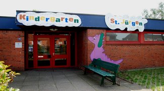 Eingangsbereich mit Schriftzug und Logo