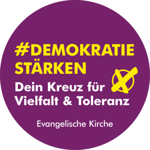 Die Worte "Demokratie stärken - Dein Kreuz für Vielfalt und Toleranz" auf violettem Hintergrund