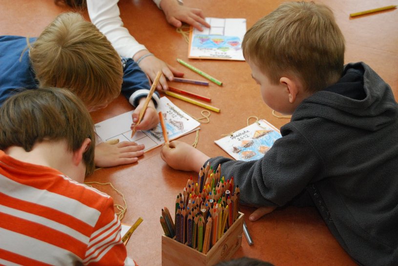 Kinder malen auf dem Boden