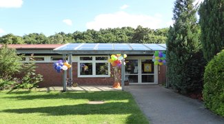 Bunt geschmückter Eingangsbereich